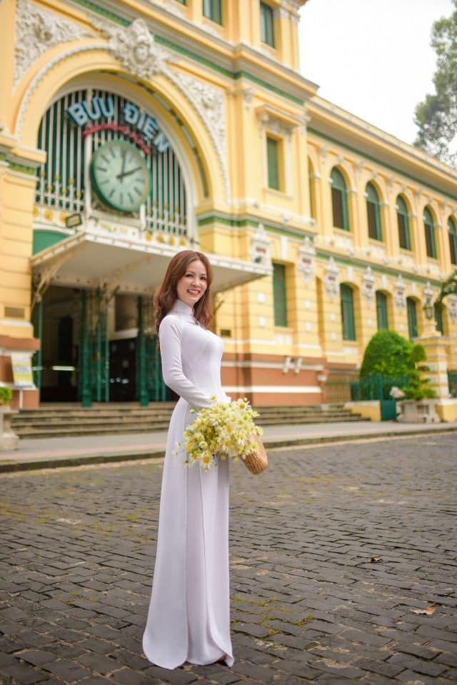 vietnamese woman in traditional dress