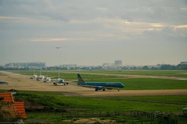 tan son nhat airport vietnam