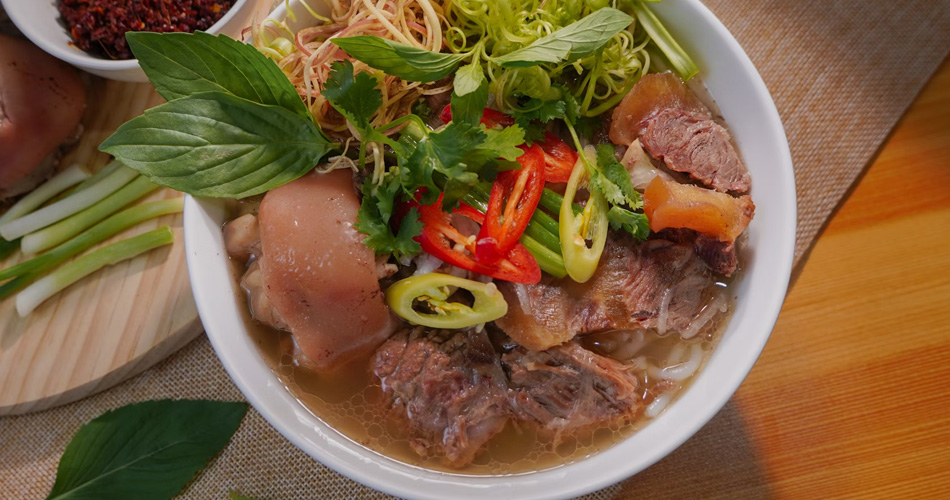 https://www.vpopwire.com/wp-content/uploads/2025/01/Vietnamese-Spicy-Beef-Noodle-Soup-bun-bo-hue-recipe.jpg