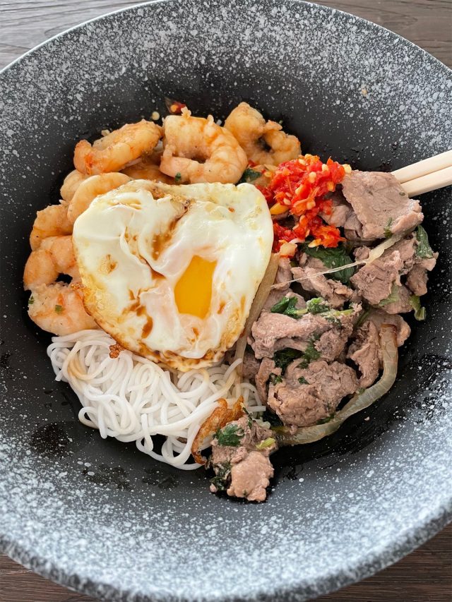 bun thit nuong with egg and shrimp